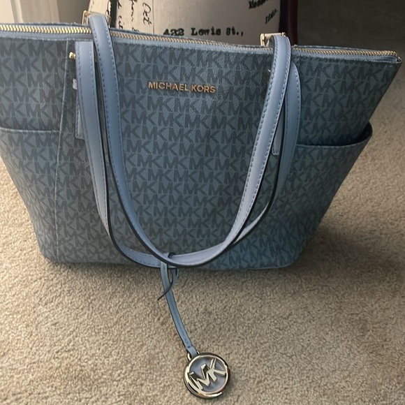 NEW Ladies jet set East West signature logo top zip tote bag in pale blue - Picture 8 of 8